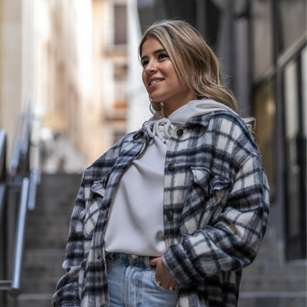 Co to jest shacket? Sprawdź, czym wyróżnia się kurtka koszulowa i kto powinien ją nosić